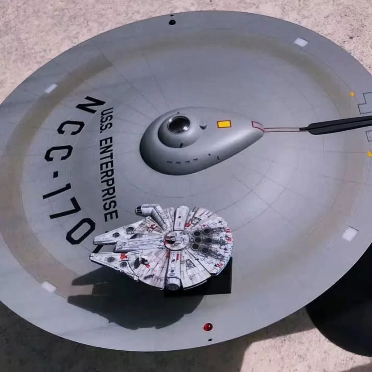 Everything_Trek's tweet photo. Enterprise vs Falcon scale comparison, both 1/350 scale
Credi by @modelchili
.
.
#starwars #startrek #ussenterprise #millenniumfalcon #scalemodels #modelkit #scifi #starship https://t.co/OGsYSLVIUo