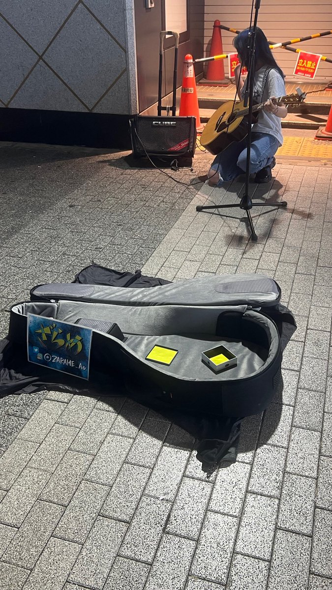 pompomprin1104's tweet photo. ざらめさんの路上ライブに初めて行けて、歌に込める気持ちが凄く伝わってきて、歌ってる時の表情も歌声もほんとに大好きです💙✨

話しかけたらめちゃくちゃニコニコで話してくれて写真まで撮って頂いて幸せでした😊

オリジナル曲全部大好きでいっぱい聞けて最高でした!!🥳 https://t.co/UbC2fzT3Nj