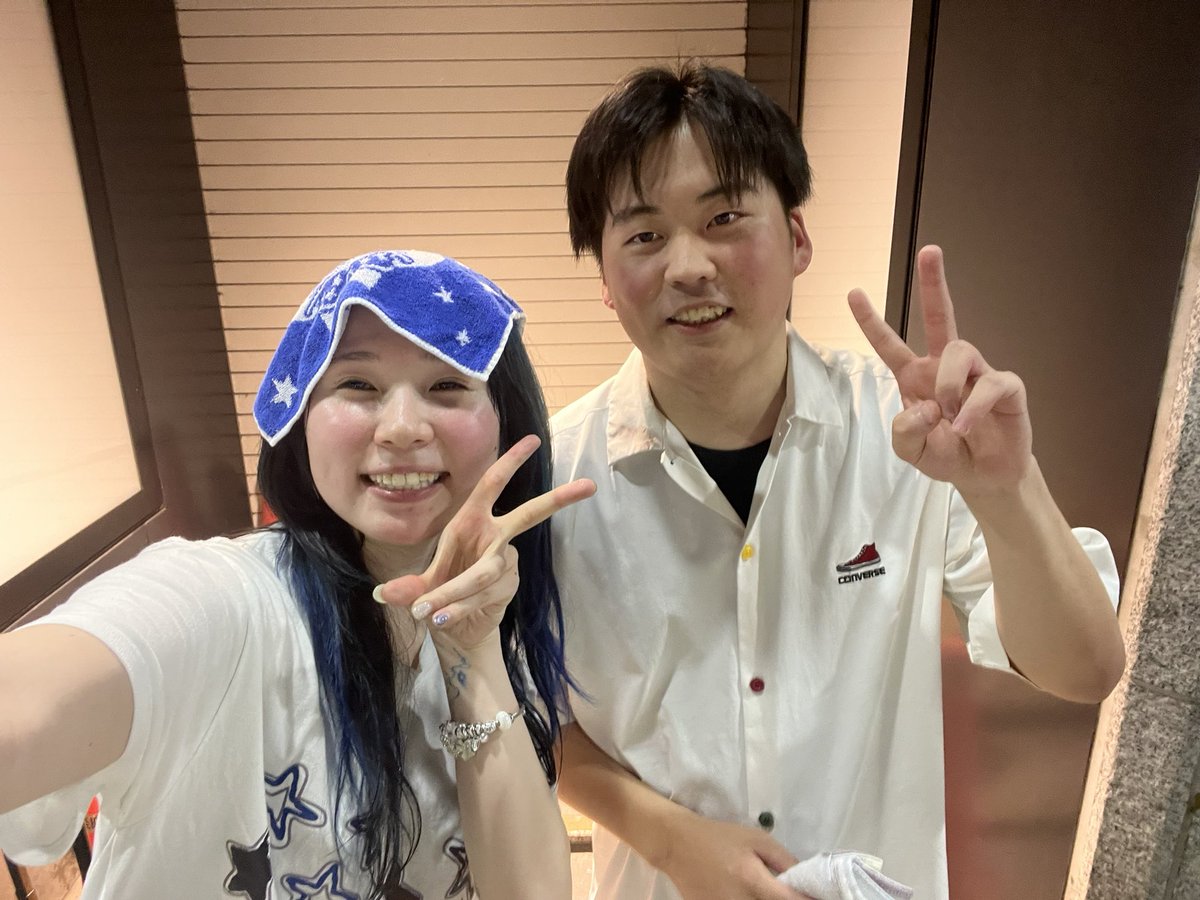 pompomprin1104's tweet photo. ざらめさんの路上ライブに初めて行けて、歌に込める気持ちが凄く伝わってきて、歌ってる時の表情も歌声もほんとに大好きです💙✨

話しかけたらめちゃくちゃニコニコで話してくれて写真まで撮って頂いて幸せでした😊

オリジナル曲全部大好きでいっぱい聞けて最高でした!!🥳 https://t.co/UbC2fzT3Nj