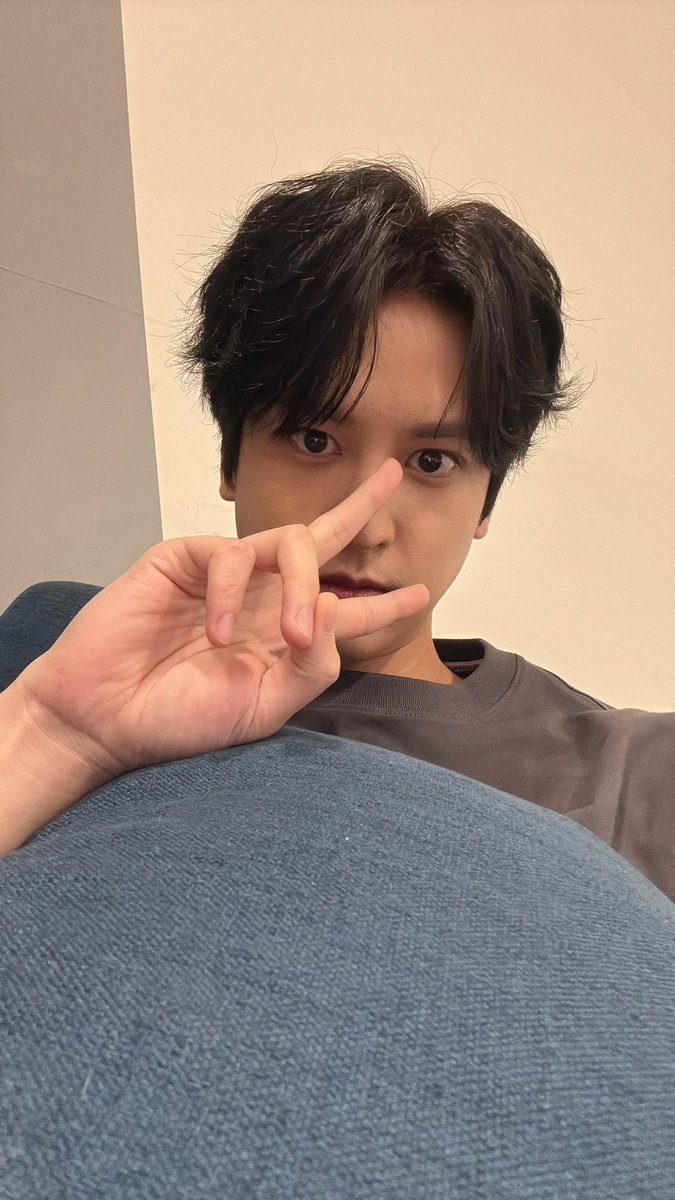 yozzanyo's tweet photo. 파란색 지인~짜 잘어울려 
정찬우 국룰포즈 3개 말아주셨다 해산 https://t.co/qeyIUCkM0E