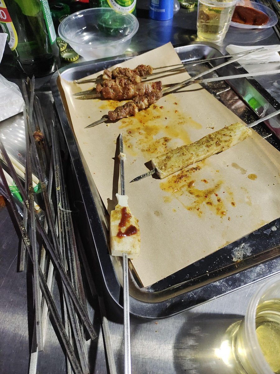 nInHskxC8oosFgj's tweet photo. [Crunchy fried tofu skewers drizzled with spicy chili sauce—perfect late-night street snack vibe! ]， https://t.co/vW7HMNqyNM