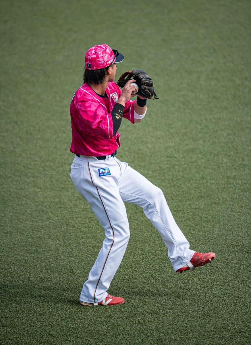 _abeko1115's tweet photo. 東北楽天ゴールデンイーグルス vs 埼玉西武ライオンズ

4-5で西武の勝利。

仙台市では35.0℃を観測。セレモニアルピッチは、シンガーソングライターの Tani Yuukiさん。7回裏で退場し、21:00前に新潟へ向け出発。 https://t.co/mI97lr7wae