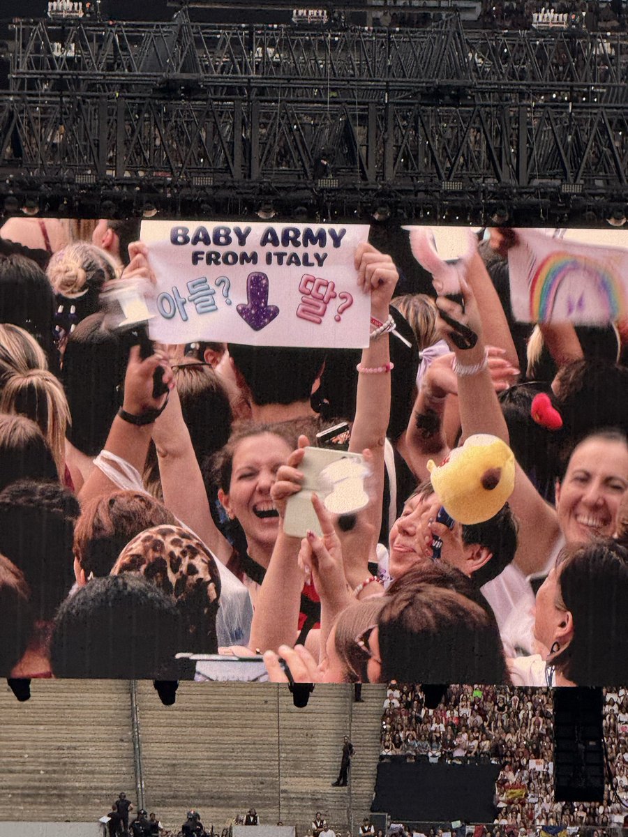 venticaelum's tweet photo. a parigi d2 ho fatto questa foto super carina… se sei su #armytwt spero di trovarti.. https://t.co/0rDMN3C7Mb