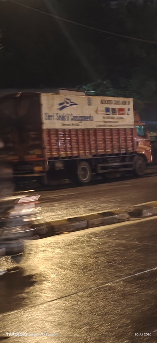 JansevaMumbai's tweet photo. @CPMumbaiPolice @MTPHereToHelp The Sahar Traffic Police can reach this location within a 2-3 minutes and clear the illegally parked vehicles at Sahar road (Near AAI building), yet despite repeated complaints, no effective action has been taken. https://t.co/hL7JuNdYIZ
