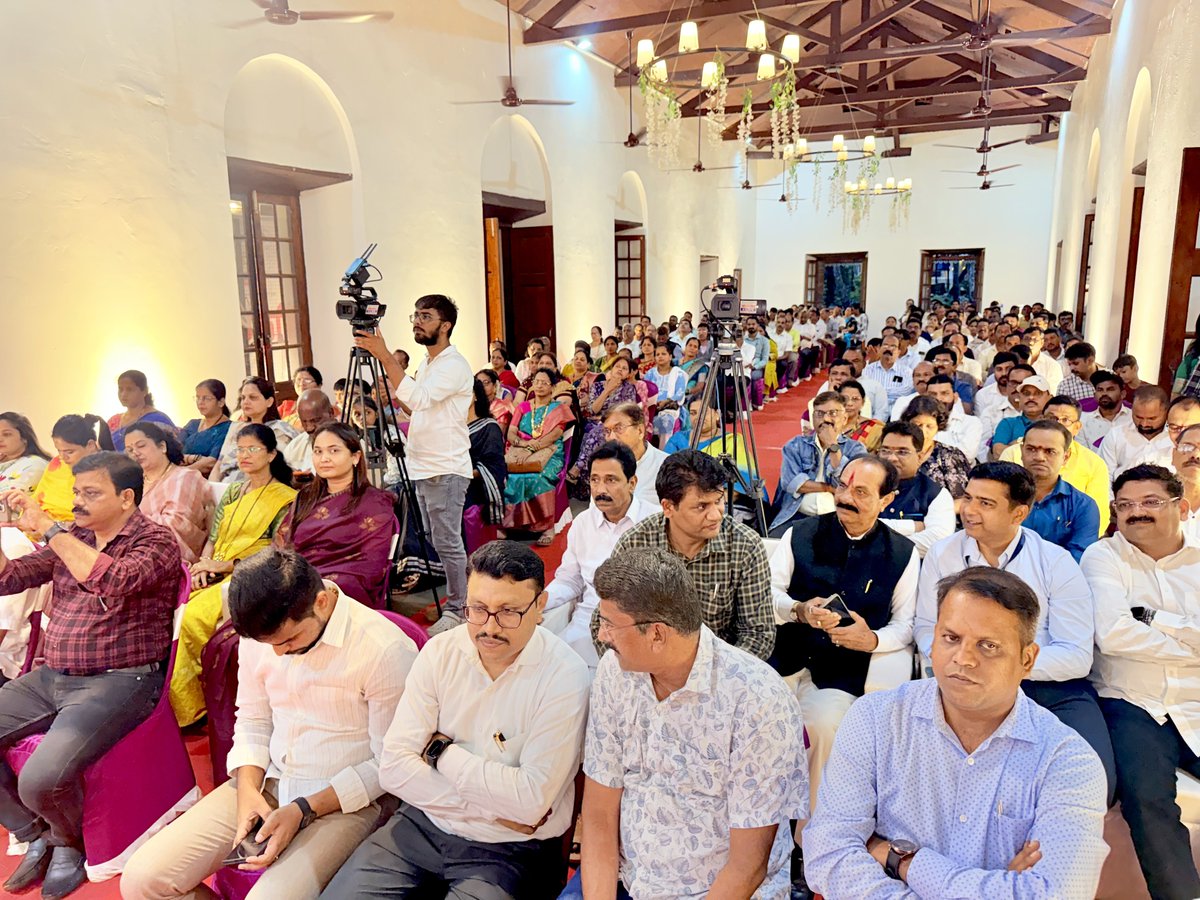 NiteshNRane's tweet photo. 'दैनिक कोकणसाद' परिवाराच्या ३७ व्या वर्धापन दिन सोहळ्यास उपस्थित राहून शुभेच्छा दिल्या. यावेळी कोकणसादचे संपादक तथा संचालक संजय ढवळीकर, मुख्य संपादक सागर चव्हाण तसेच संपूर्ण कोकणसाद परिवाराचे मनःपूर्वक अभिनंदन करून पुढील वाटचालीस शुभेच्छा दिल्या.

सिंधुदुर्ग जिल्ह्याच्या सर्वांगीण विकासात प्रसारमाध्यमांची भूमिका अत्यंत महत्त्वाची आहे. समाजहिताचे प्रश्न मांडणे, विकासकामांना सकारात्मक दिशा देणे आणि जनतेपर्यंत वस्तुनिष्ठ माहिती पोहोचविण्याचे कार्य माध्यमे प्रभावीपणे करत असतात. कोकणसादनेही गेली ३७ वर्षे पत्रकारितेची मूल्ये जपत जिल्ह्याच्या विकासात मोलाचे योगदान दिले आहे. भविष्यातही सिंधुदुर्गचा सर्वांगीण विकास आणि जिल्ह्याला अव्वल स्थान मिळवून देण्यासाठी प्रशासन व लोकप्रतिनिधींना अशीच सकारात्मक आणि विधायक साथ मिळत राहावी, अशा भावना यावेळी व्यक्त केल्या.

या कार्यक्रमास सिंधुदुर्गच्या जिल्हाधिकारी तृप्ती धोडमिसे, आध्यात्मिक गुरू श्री श्री श्री १०८ महंत गावडे काका महाराज, जिल्हा बँकेचे अध्यक्ष मनीष दळवी, युवराज लखमराजे भोसले तसेच विविध क्षेत्रांतील मान्यवर उपस्थित होते.