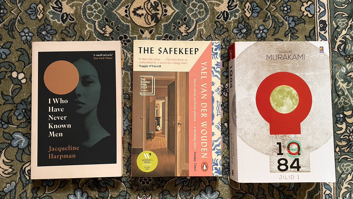 bielbiey's tweet photo. THESE ARE THE BEST BOOKS EVER!! https://t.co/QnRCAtAgjR