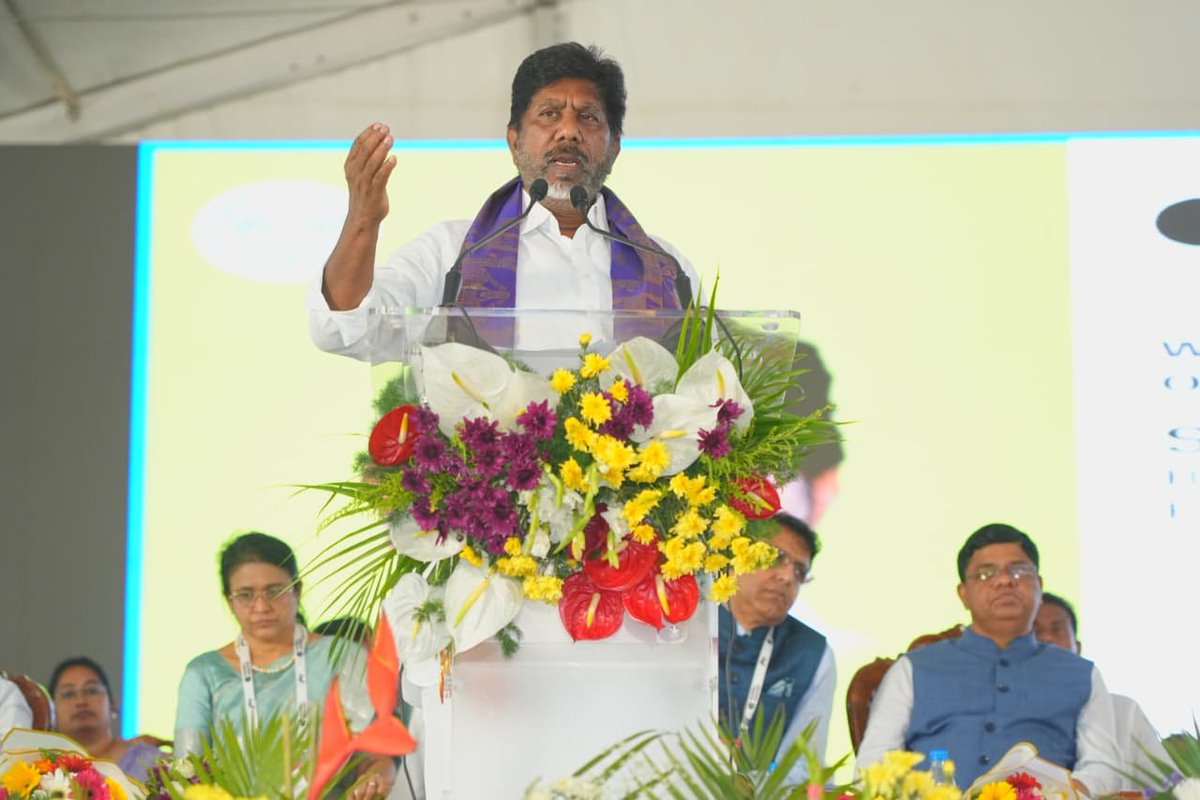 TGRising2047's tweet photo. Telangana strengthens its oil palm ecosystem with a major boost to agriculture.

Deputy CM Bhatti Vikramarka, along with Agriculture Minister Tummala Nageswara Rao, inaugurated Godrej's ₹300 crore Integrated Palm Oil Industry at Konijerla, Khammam.

Key highlights: 

• ₹300 crore integrated facility across ~113 acres 

• Includes R&D, seed genetics, seed gardens, nurseries, milling & refining 

• Govt subsidy of ₹4,000–₹45,000/acre for oil palm cultivation 

• FFB prices have increased from ~₹12,500/tonne (2023) to ~₹23,000/tonne 

• India consumes ~25 lakh MT of palm oil but produces only ~12 lakh MT, creating a major import gap 

• India has potential for ~70 lakh acres of oil palm cultivation; only ~15 lakh acres are currently under cultivation 

• Telangana's oil palm cultivation has expanded to nearly 3 lakh acres 

• Konijerla is envisioned as a future hub for quality oil palm seed production, reducing dependence on imports from Malaysia & Indonesia

 • The project is expected to boost farmer incomes, attract ancillary industries, and strengthen Khammam as an agro-industrial hub

The government also assured infrastructure support, including road connectivity, to accelerate industrial growth and promote value-added agriculture.

@Bhatti_Mallu
@Tummala_INC

#TelanganaRising #Khammam #OilPalm #Agriculture #Godrej