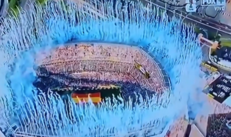JavierC01143221's tweet photo. @Joaquinho_BJ puedes explicar por que los fuegos artificiales tenían los colores de Argentina y no los de España? eso si fue una cosa muy rara https://t.co/KyVLulp6MV