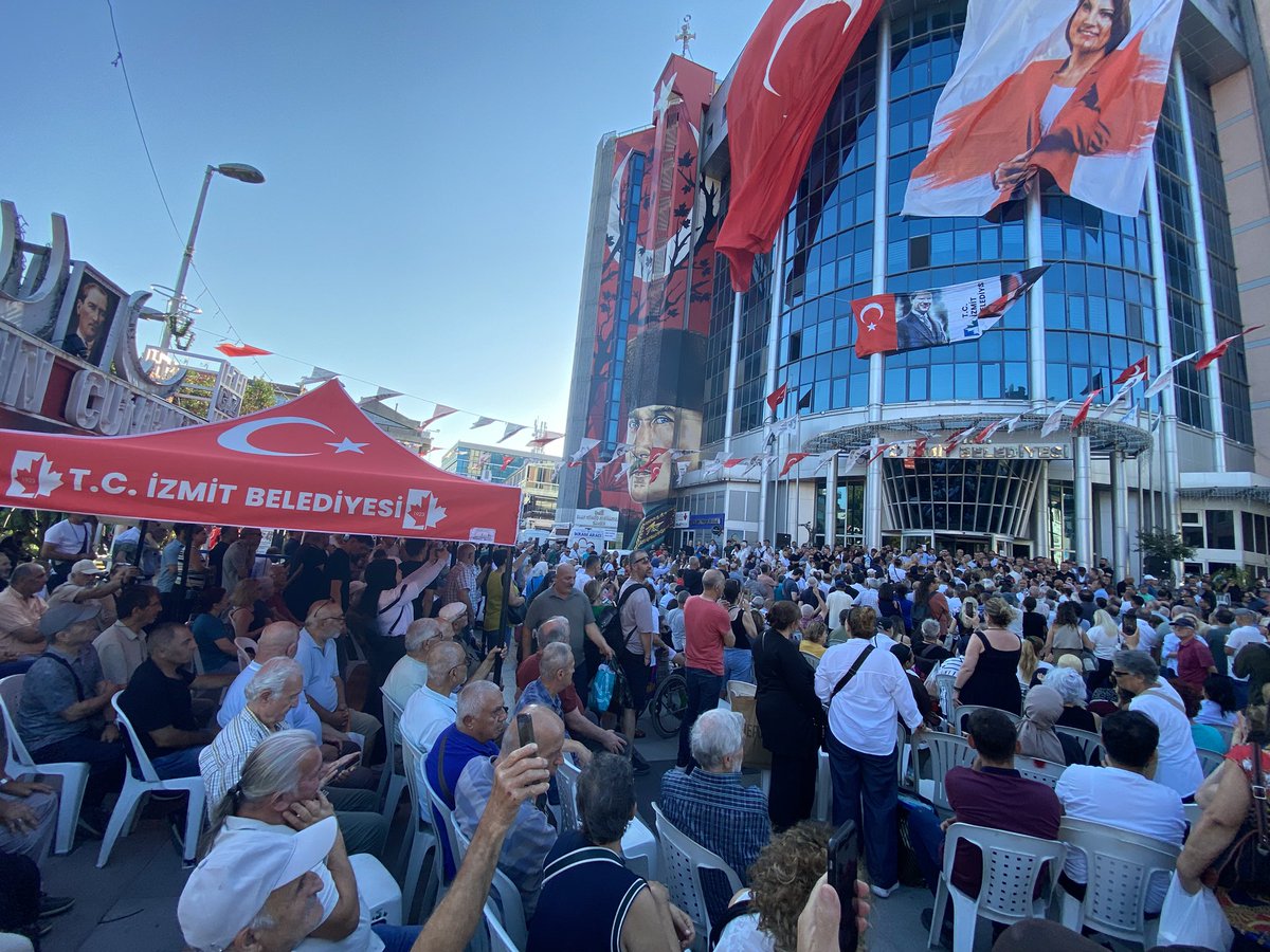 SolPartiKocaeli's tweet photo. İzmit Belediye Başkanı Fatma Kaplan Hürriyet'in ve yol arkadaşlarının gözaltına alınmasına karşı hep birlikte yan yana, omuz omuza İzmit Belediyesi önündeyiz.

Halkın iradesini çalmaya çalışanlara karşı birlikte direneceğiz, birlikte kazanacağız! https://t.co/tyLN9eb9Qk