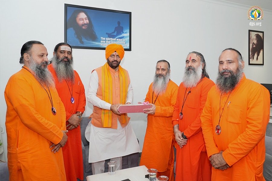 djjsworld's tweet photo. श्री नायब सिंह सैनी, माननीय मुख्यमंत्री, हरियाणा, दिव्य ज्योति जाग्रति संस्थान, नूरमहल (पंजाब) में दिव्य गुरु श्री आशुतोष महाराज जी का आशीर्वाद प्राप्त करने हेतु पधारे।

इस अवसर पर उन्होंने संस्थान के संस्थापक एवं संचालक, दिव्य गुरु श्री आशुतोष महाराज जी की प्रेरणा एवं मार्गदर्शन में संचालित विविध सामाजिक, आध्यात्मिक एवं जनकल्याणकारी प्रकल्पों की विस्तृत जानकारी प्राप्त की। संस्थान द्वारा देश-विदेश में मानवता के उत्थान एवं सामाजिक जागरूकता के लिए संचालित आध्यात्मिक एवं सेवा-समर्पित कार्यक्रमों की उन्होंने मुक्त कंठ से सराहना की तथा समाज के सर्वांगीण विकास में संस्थान के उल्लेखनीय योगदान की प्रशंसा व्यक्त की। 

उनके साथ श्रीमति सुनीता दुग्गल (पूर्व सांसद), सुशील कुमार रिंकू (पूर्व सांसद) एवं जगबीर बराड़ (जिलाध्यक्ष, भाजपा) भी पधारे।

@NayabSainiBJP @cmohry 
#WorldPeace #SocialService #DJJS #ShriAshutoshMaharajJi