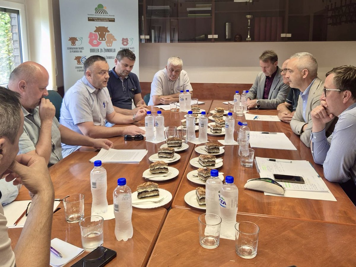 NovaSlovenija's tweet photo. Slovenske kmete moramo podpreti tako, da bodo videli dolgoročno perspektivo - da bodo vztrajali v panogi in da se bodo zanjo odločali tudi mladi. Vzpostaviti želimo urejen in stabilen sistem brez birokratskih in procesnih ovir.

K temu se je med obiskom Pomurja znova zavezal minister za kmetijstvo @MKm_Gov_SI Janez Cigler Kralj @jciglerkralj. S predstavniki Kmetijske zadruge Radgona in Slovenske zveze prašičerejcev ter podjetij Mlinopek in Ocean Orchids je minister spregovoril o aktualnih izzivih in priložnostih regije, med drugim o zaščiti kmetijske proizvodnje pred sušo in vremenskimi ujmami ter o razmerah na trgu žit in v prašičereji.

Ministru in podpredsedniku NSi Ciglerju Kralju sta se med obiskom pridružila tudi poslanec Aleksander Gungl in nekdanji dolgoletni poslanec Jožef Horvat @jozefhorvat, minister pa se je srečal tudi s člani NSi z območja Pomurja.