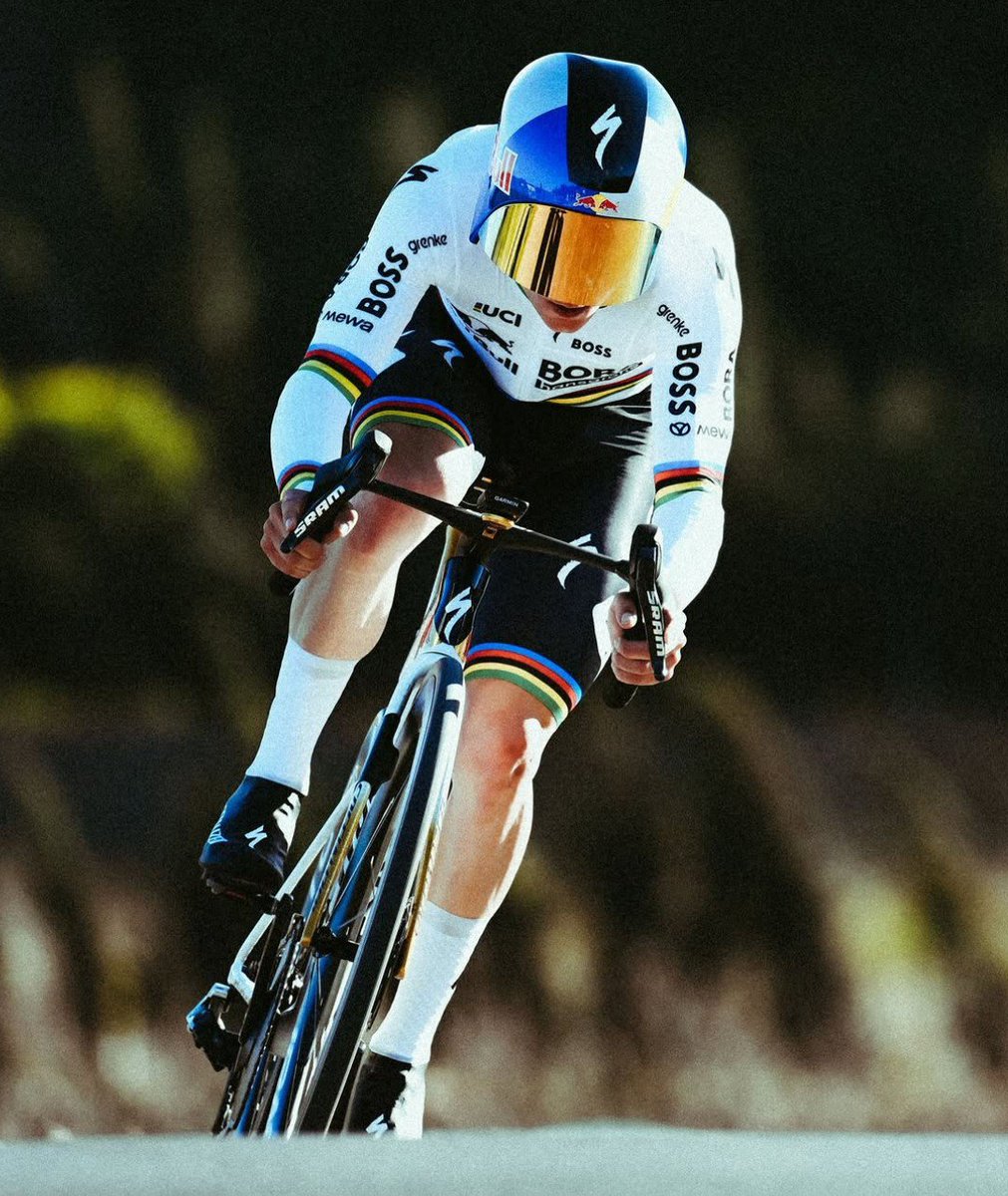 LeCyclismebelge's tweet photo. 🔮 𝗩𝗢𝗨𝗦 𝗖𝗟𝗔𝗦𝗦𝗘𝗥𝗜𝗘𝗭 𝗟𝗘𝗦 𝗛𝗢𝗠𝗠𝗘𝗦 𝗗𝗨 𝗚𝗘𝗡𝗘𝗥𝗔𝗟 𝗗𝗔𝗡𝗦 𝗤𝗨𝗘𝗟 𝗢𝗥𝗗𝗥𝗘 𝗦𝗨𝗥 𝗟𝗘 𝗖𝗛𝗥𝗢𝗡𝗢 𝗗𝗘 𝗗𝗘𝗠𝗔𝗜𝗡 ? 🤔⏱️👑

Je commence :
1er Pogacar 🇸🇮
2e Evenepoel 🇧🇪
3e Seixas 🇨🇵
4e Ayuso 🇪🇦
5e Del Toro 🇲🇽
6e Lipowitz 🇩🇪

#TDF2026 https://t.co/YrbZTmjvfs
