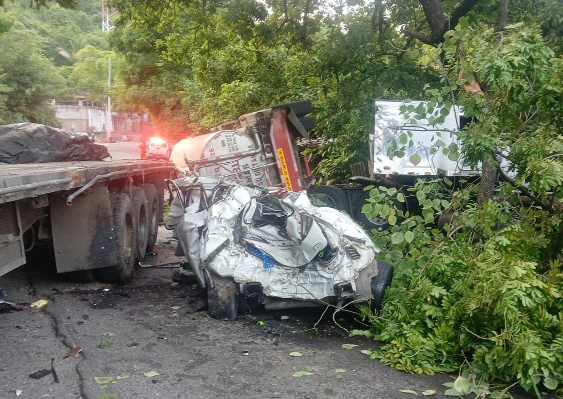 SivarNewsSV's tweet photo. 🚨UNA FALLECIDA Y VARIOS LESIONADOS DEJA FATAL ACCIDENTE EN LA LIBERTAD SUR 

Una conductora falleció y 3 personas fueron trasladadas al hospital por diferentes lesiones, en un accidente de tránsito ocurrido esta mañana en el km 44 de la carretera Litoral, puente El Sunzal, Tamanique, La Libertad Costa.

Están involucrados un vehículo, una rastra y una pipa que debido al impacto derramó sobre la vía el combustible que transportaba.

Según las primeras indagaciones el conductor de la rastra se trasladaba a una velocidad inadecuada, se mantiene bajo custodia policial en el hospital. El paso permanece bloqueado por completo.
