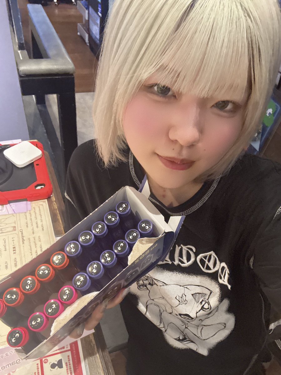 y0ru_CLT's tweet photo. 退勤！はーちゃま、ヒロさん、けーごさん、おがたさん、ようぶんさんドリンクありがとうございました❕❕みんなに沢山頂いた！！
船とクライナー1ケースありがとう😿😿なんかよくわかんないけどCLTで1番酔っ払いました。嬉しい(>_<)潰れてないよ😸 https://t.co/NdxcQ0La8E