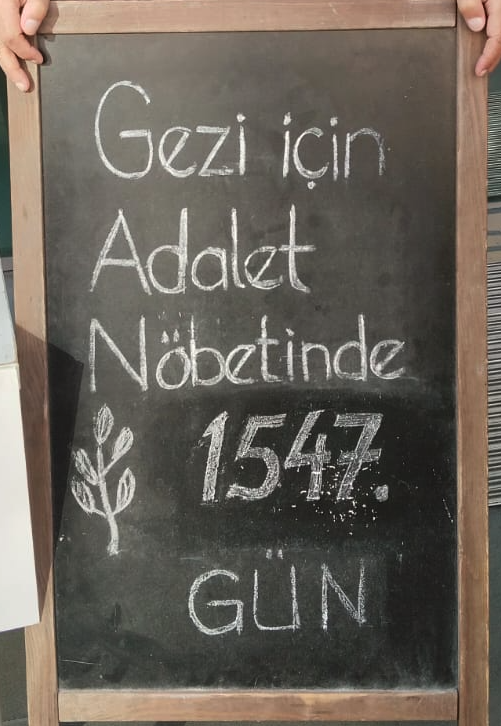 ZaferArapkirli's tweet photo. BİNBEŞYÜZKIRKYEDİ GÜN

Bir çırpıda söyleyemiyorsun bile bu sayıyı. 

Onlar;
Can Atalay, Tayfun Kahraman, Mine Özerden, Çiğdem Mater, Osman Kavala... 

Bu toprakların en şanlı toplu itiraz hareketi Gezi Direnişi'nin, on milyonların katıldığı bir direnişin "ibretlik yapılarak" bedel ödetilen insanları. 

Gezi Tutsakları. 

Tam 1547 gündür hapisteler. 
Kanıksamayalım. 

Gezi tutsakları için adalet isteyelim. 
#GeziDirenişiOnurumuzdur
#GeziTutsaklarınaÖzgürlük