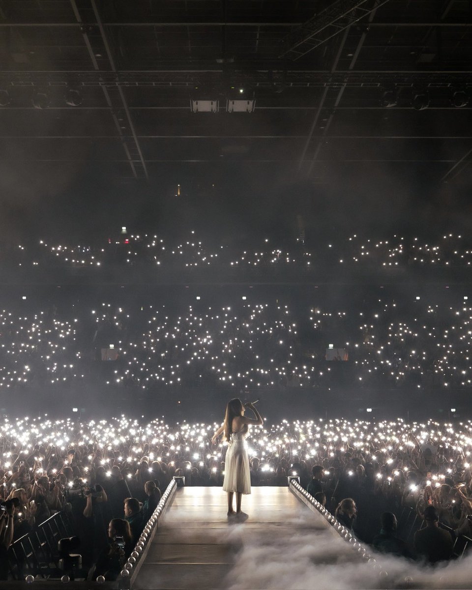 madisonbeerhq's tweet photo. one week since we wrapped the best tour in the world 𑣿 we'll love you forever and ever locket tour https://t.co/SzNfx5U44Z