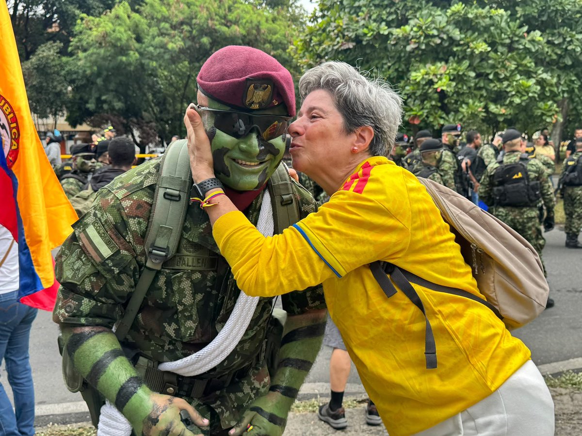 Ejercito_Div7's tweet photo. #2oDeJulio | Con orgullo y compromiso, soldados de la #CuartaBrigada participaron en Medellín #Antioquia, en el desfile militar y policial conmemorativo de los 216 años de la Independencia de Colombia, rindiendo homenaje a nuestra historia, reafirmando el honor de servir a la patria y el compromiso de continuar trabajando por la seguridad y el bienestar de los colombianos.  

#PatriaHonorLealtad
#EnModoPatrio