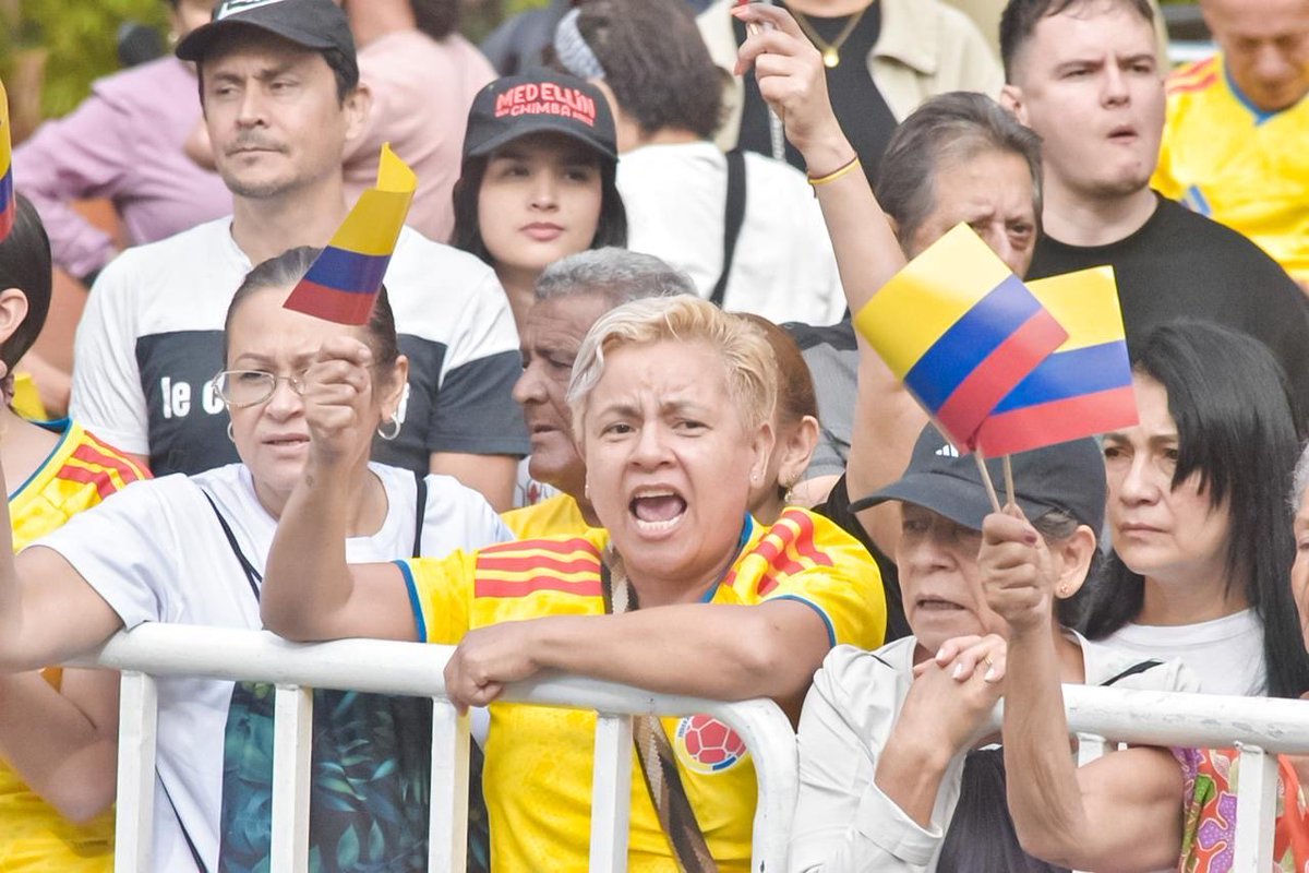 arcilaDDHH's tweet photo. Desde Medellín conmemoramos el Grito de Independencia honrando a nuestros héroes de la patria. 216 años del grito de independencia todo honor y toda gloria, con la presencia del presidente electo @ABDELAESPRIELLA con el alcalde @FicoGutierrez y el gobernador @AndresJRendonC @Janeth_HB @claudiacarrasq  @AlcaldiadeMed