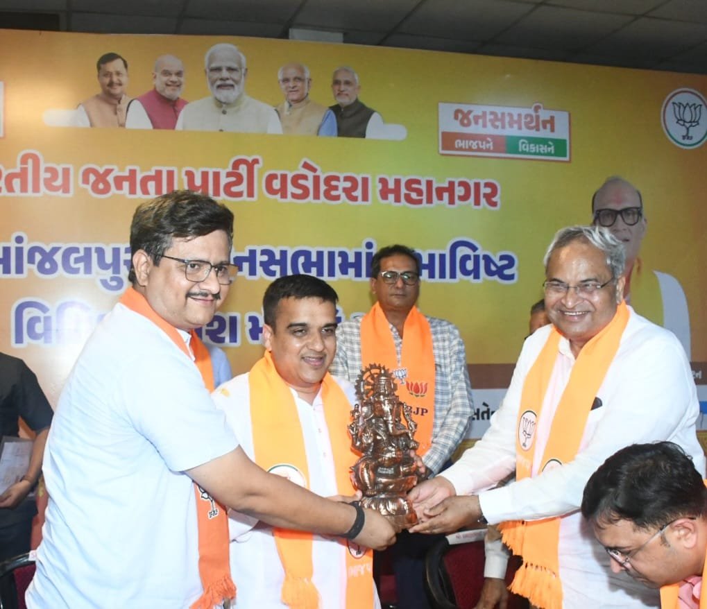 balushuklabjp's tweet photo. માંજલપુર વિધાનસભા પેટાચૂંટણીને અનુલક્ષીને માનનીય નાયબ મુખ્યમંત્રીશ્રી હર્ષભાઈ સંઘવીજીની ઉપસ્થિતિમાં વિસ્તારના વિવિધ ગણેશ મંડળોના આગેવાનો સાથે સંવાદ અને બેઠક યોજાઈ.(1/2) https://t.co/kTY5BDLt0g