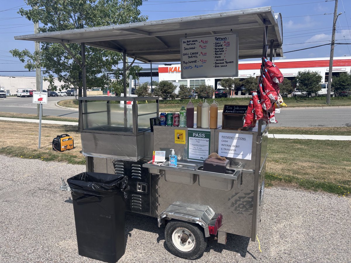ONCornFedBeef's tweet photo. Lunch is served! 🌭 Uncle Jim’s Halal Hotdogs &amp; More is right outside the building all week long from 11 AM to 3 PM. Trust us, you don’t want to miss out on these traditional family recipe dogs! 🤤✨ 

#OCFBEEF #halal #cornfed #ontbeef #locallyraised https://t.co/ETgBXf0Ts6