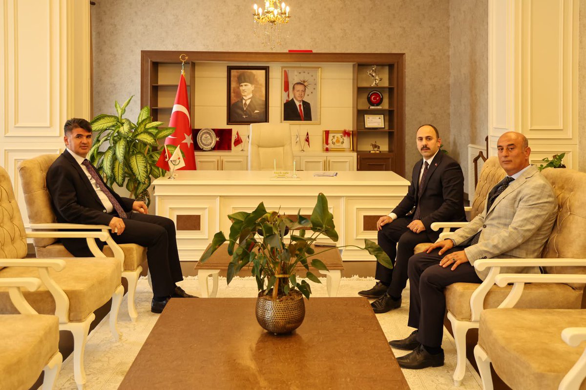79musabeyli's tweet photo. Valimiz Sayın Ömer KALAYLI, ilçemizi ziyaret ederek göreve yeni başlayan Kaymakamımız Sayın İbrahim ŞAHİN’e hayırlı olsun dileklerini iletti.
#Musabeyli #Kilis #Valilik #HayırlıOlsun https://t.co/LK80l3Aug8
