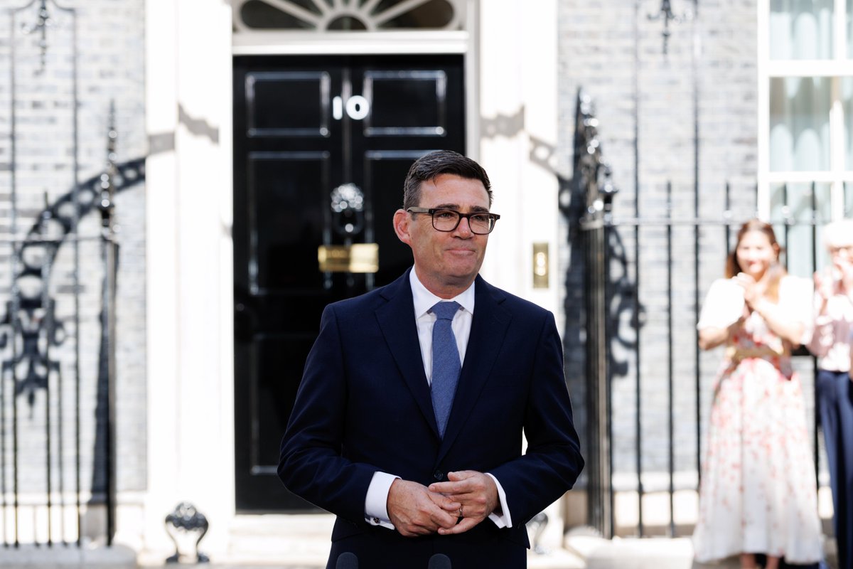 eixopolitico's tweet photo. 🇬🇧 Andy Burnham toma posse como primeiro-ministro do Reino Unido após renúncia de Keir Starmer.

Ex-prefeito de Manchester, Burnham foi escolhido o novo líder do Partido Trabalhista na última sexta-feira (17) e é de uma ala mais à esquerda do partido. https://t.co/vmi1dqb5oB