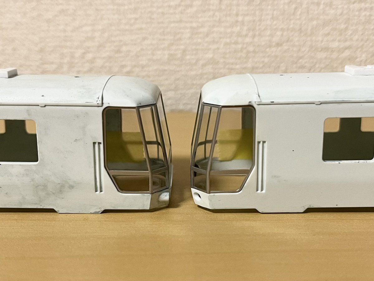 ssg_335's tweet photo. ユーロ近況…
展望車の窓下の折り目が正面から見た時にハの字になってるのが発売時から気になってたので（画像2枚目赤線）、垂直になるように修正（画像2枚目青線）
これでどれくらい表情変わるか分からんけど🙄 https://t.co/IHj6eSgVX4