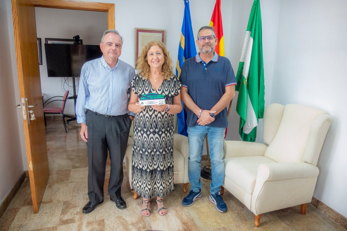 ACAlmeria's tweet photo. El #automovilclubalmeria entregó reconocimientos a las alcaldesas de Santa Fe de Mondújar, Trinidad Góngora, y Alboloduy, Sonia Mª Guil, por su colaboración en el 50 #rallyecostadealmeria, sumado su apoyo para la edición 51 en la que ambos municipios acogerán tramos cronometrados https://t.co/etdARE0VPW