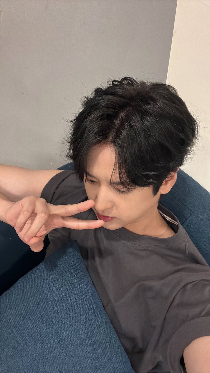 jiwonmuse's tweet photo. inilah jagoan gen z kita diantara para hyungs millennial itu 😭😭😭✋🏻 CHANWOO PINTER BANGET POSE NYIMUT https://t.co/Yt2N1l8Lda