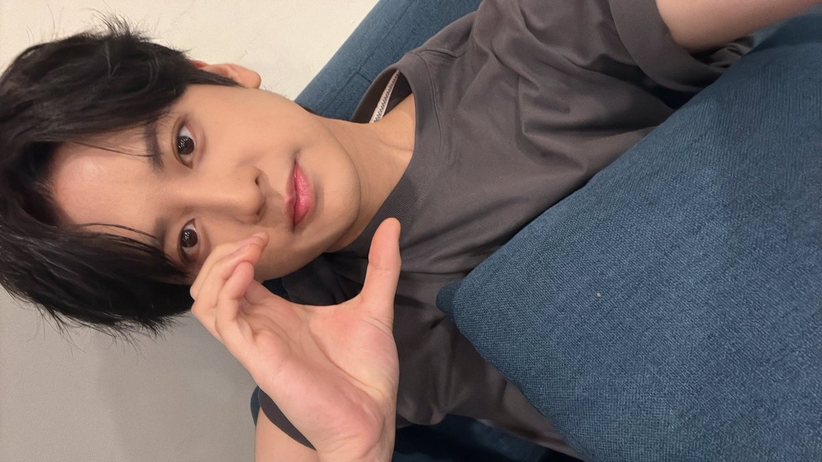 jiwonmuse's tweet photo. inilah jagoan gen z kita diantara para hyungs millennial itu 😭😭😭✋🏻 CHANWOO PINTER BANGET POSE NYIMUT https://t.co/Yt2N1l8Lda