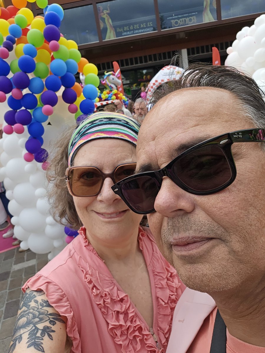AnitaPeeters's tweet photo. #TilburgseKermis #Rozemaandag was alweer een paar jaar geleden maar wat een #Feest wat een #saamhorigheid en wat was het #Tof #Brabant #Tilburg het weer zat mee niet te druk maar gezellig #vol Genoten #Pride #Rozemaandag #Lhbtqia ๐ #BijonsinBrabant ๐ซถ https://t.co/4eHJjvBQM6