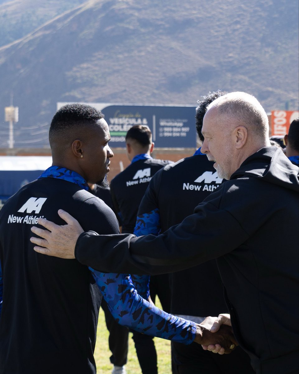 ADTarma1929's tweet photo. ¡Visita blanquirroja en Tarma! 🩵🇵🇪

El DT de la @SeleccionPeru , Mano Menezes, visitó nuestras instalaciones como parte de su recorrido por los clubes de la Liga 1.

¡Éxitos, Profe! Tarma siempre será su casa. 🏔️🦅
#ADT #SelecciónPeruana #FuerzaVendaval https://t.co/aJ2ro2qK6w