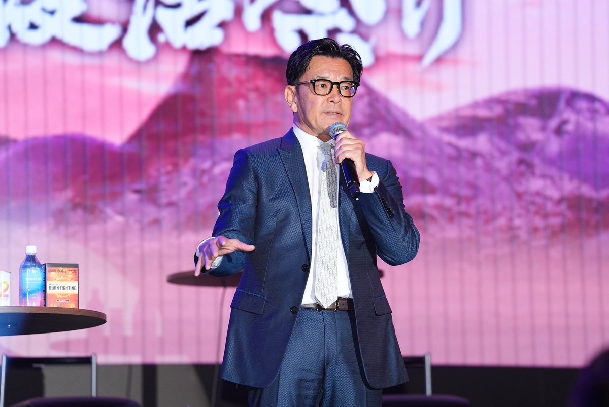 encount_fight's tweet photo. 🎙️榊原CEO囲み取材🎙️

榊原CEOが囲み取材で明かした青木真也への言葉。リスペクトが溢れていました。

🗣️「ONEの悪口を言うつもりはないが、時代を作った選手に対するリスペクトが俺は足りないと思っている。青木が本当に暗黒時代に一人気を吐いて、世界と向き合っていたことにはちゃんとリスペクトを持ってあげないと」

🗣️「それがあったから今のこのRIZINの熱もあって。ああいう選手がいなければ、朝倉兄弟も生まれなければ、RIZINのこういうムーブメントも生まれなかった」
#RIZIN #超RIZIN5