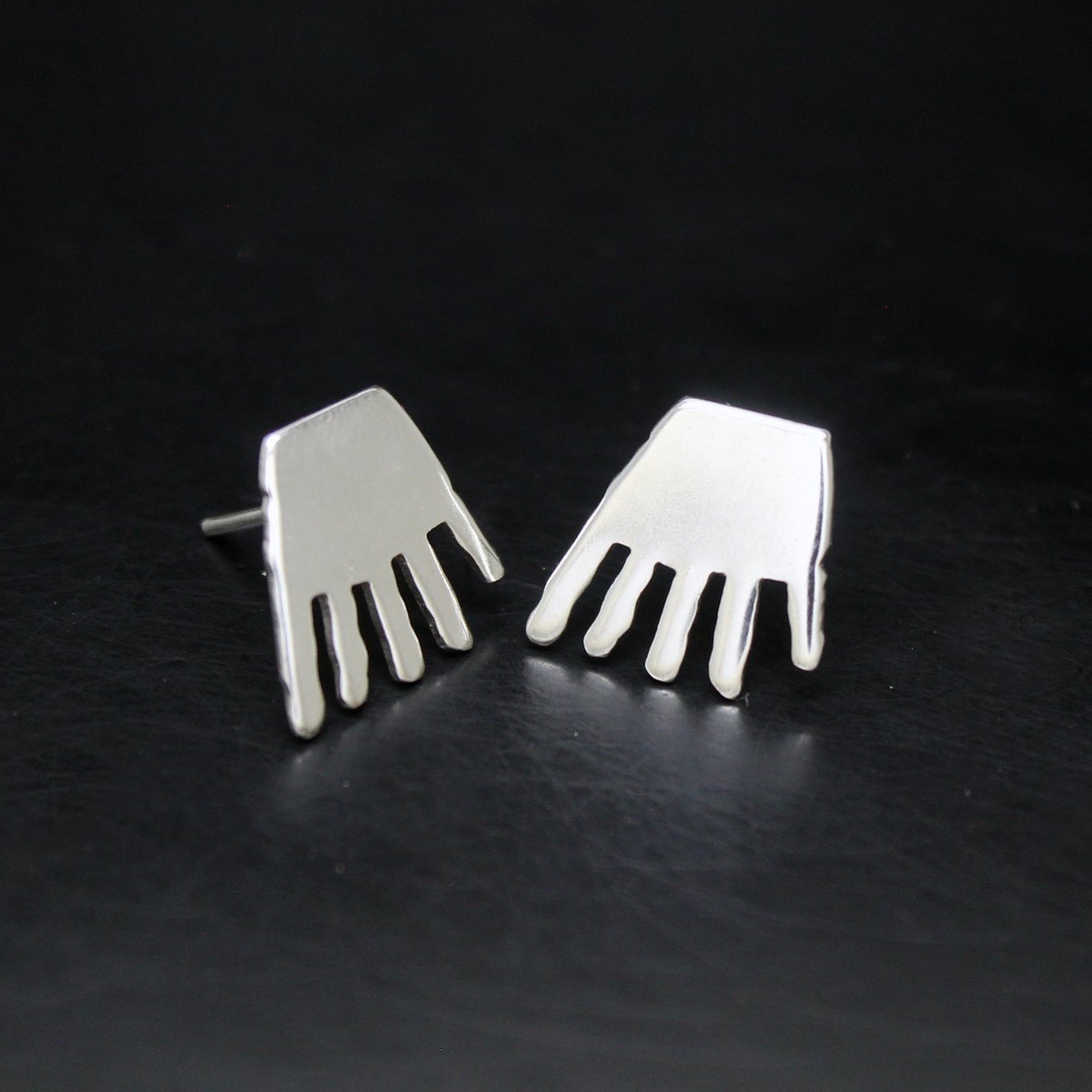 Plataica's tweet photo. 📣 NUEVO MODELO‼️

Un símbolo ancestral para llevar todos los días ✋

Pendientes Mano de #Irulegi en plata 925

👉 https://t.co/CGEownYscl

#Navarra #hechoamano #JoyeríaArtesanal #EuskalHerria #ManodeIrulegi https://t.co/G4SsD55MaC