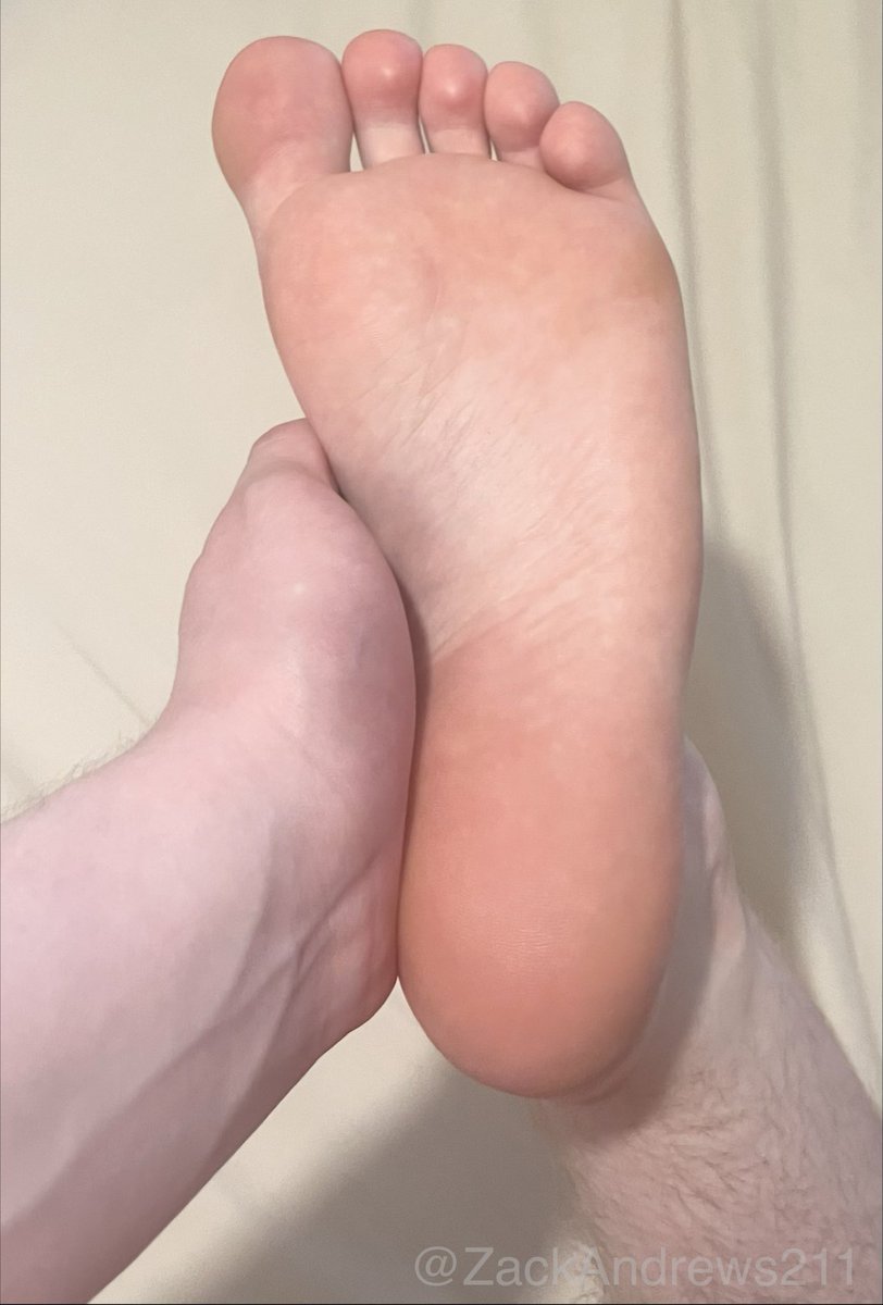 ZackAndrews211's tweet photo. #malefeet #footfetish #mensfeet https://t.co/f9zOTKUuT6