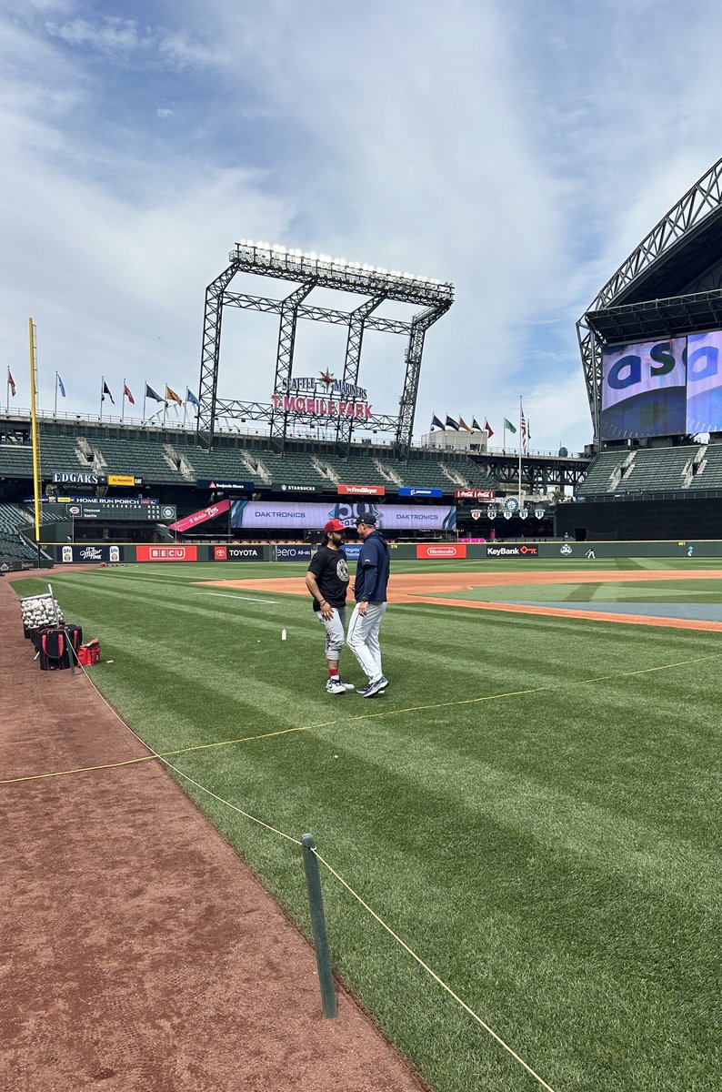 ByTimBooth's tweet photo. Good vibes are back in town. Geno Suarez has been catching up with many of the M’s players and staff before the game today. https://t.co/MsEodMBblj