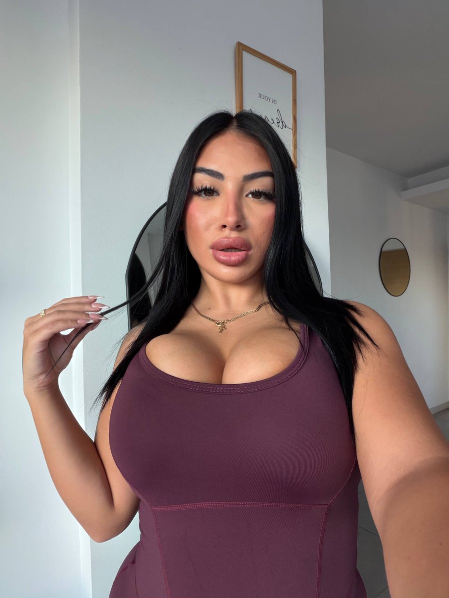 onlymiaxa's tweet photo. Tight dresses + curvy body >>>>> https://t.co/tRCGeXeaJw