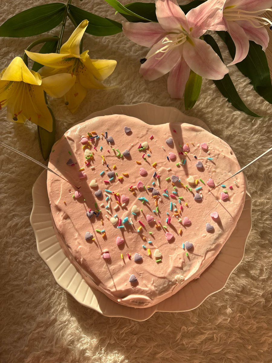 turkiishdelight's tweet photo. bugün uzak mesafe bacımla kavuştuk ve ona geçmiş doğum günü için sevimli bir pasta ve sofra hazırladım 💖🌷 https://t.co/7wm2ack4wW