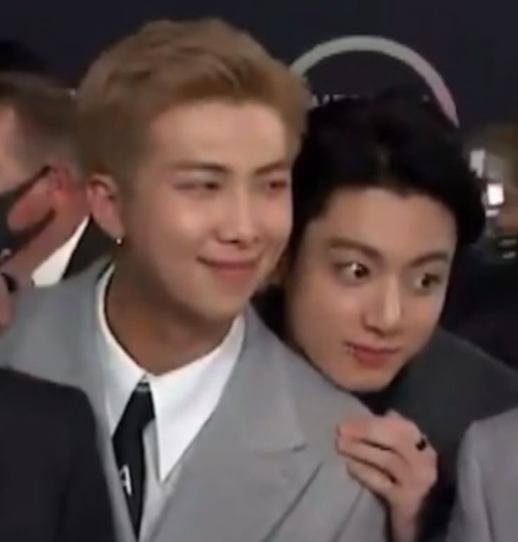 Namkook_delulul's tweet photo. Love this genre of namkook photos (jungkook leaningon namjoon in a group setting :) https://t.co/tBc9nXyRrP