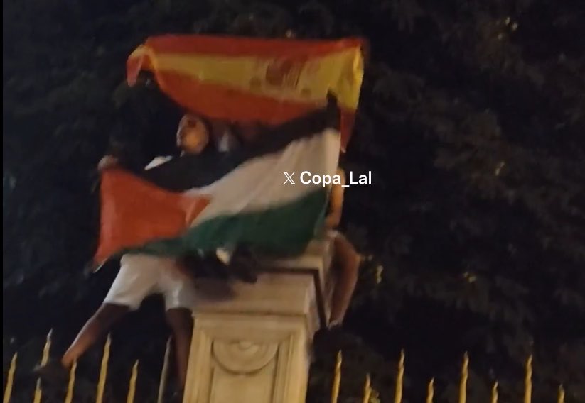 Copa_Lal's tweet photo. 🚨🚨 الجمهور الإسباني يرفع علم فلسطين في الاحتفالات 🇪🇸🇵🇸❤️ https://t.co/ThgMpY4ejD