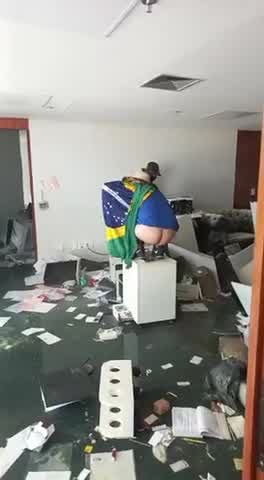 cynaramenezes's tweet photo. "flávio bolsonaro diz que vai convidar 'anistiados' a subirem a rampa se ganhar eleição" https://t.co/FKvqtnxI9G