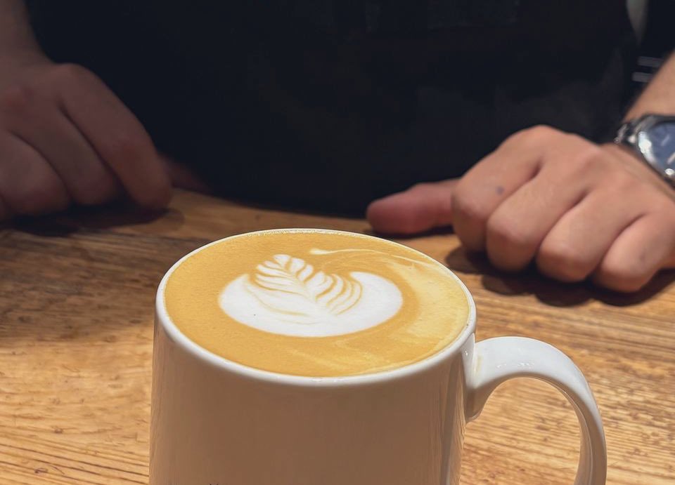 itsriiau's tweet photo. وقتی آرت میزنم دوباره عاشق کارم میشم ولی وقتی ازش عکس میگیرن عاشق زندگی. ♥️☕️ https://t.co/vLLtCIYs3q