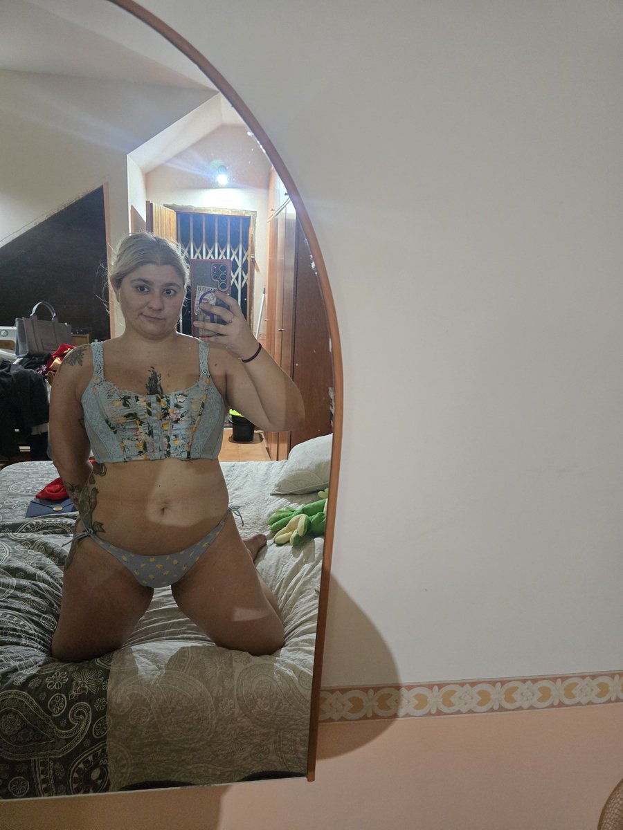 Mariieta1996's tweet photo. Hi hi beautiful people!! It's just time for going to sleep 😴  but... 🤭 
On Wednesday I have something sooo interesting and I have a little bit doubt about the clothes 😏🫦.
What do you think? 😏🫦😈 Tell me on coments 😏

#clothes #sexy #underwear #corset #hoop #exotic https://t.co/nsrMIQwCQc
