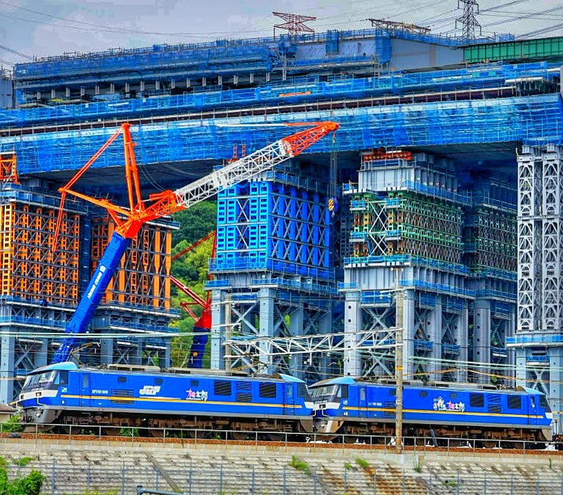 KISSZEP1's tweet photo. 新名神高速道路橋脚工事中。
カラフル足場
派手派手加工済み。🤣

#サンダーバード
#EF210
#桃太郎 https://t.co/Qhv8huy5BO