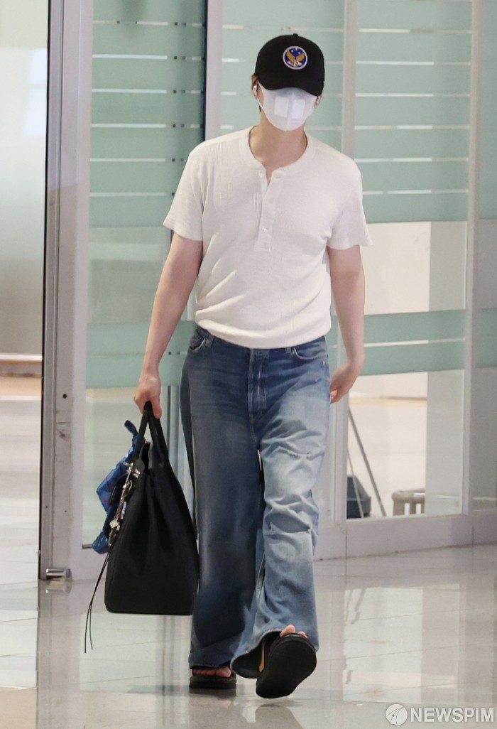 pm5_twt's tweet photo. 260721 입국 기사사진 #슈가 #SUGA https://t.co/fAanEU6bqc