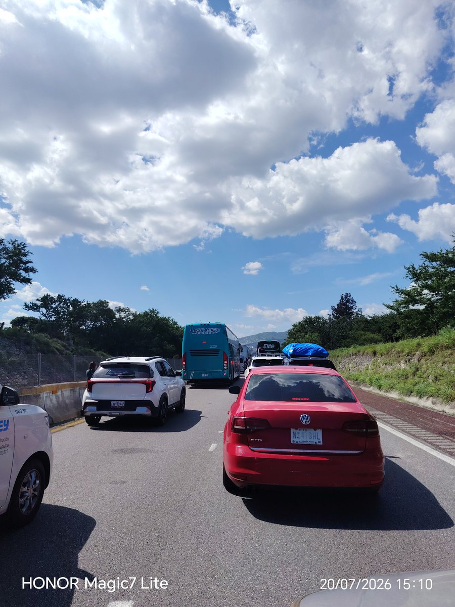 perroquet04's tweet photo. Serían tan amables de mandar granaderos a la carretera rumbo a cdmx de Acapulco (a la altura del Chilpancingo) zona de manifestantes bloqueando @UCS_GCDMX @SSC_CDMX @CAPUFE @GN_MEXICO_ https://t.co/M3RqAax4mq