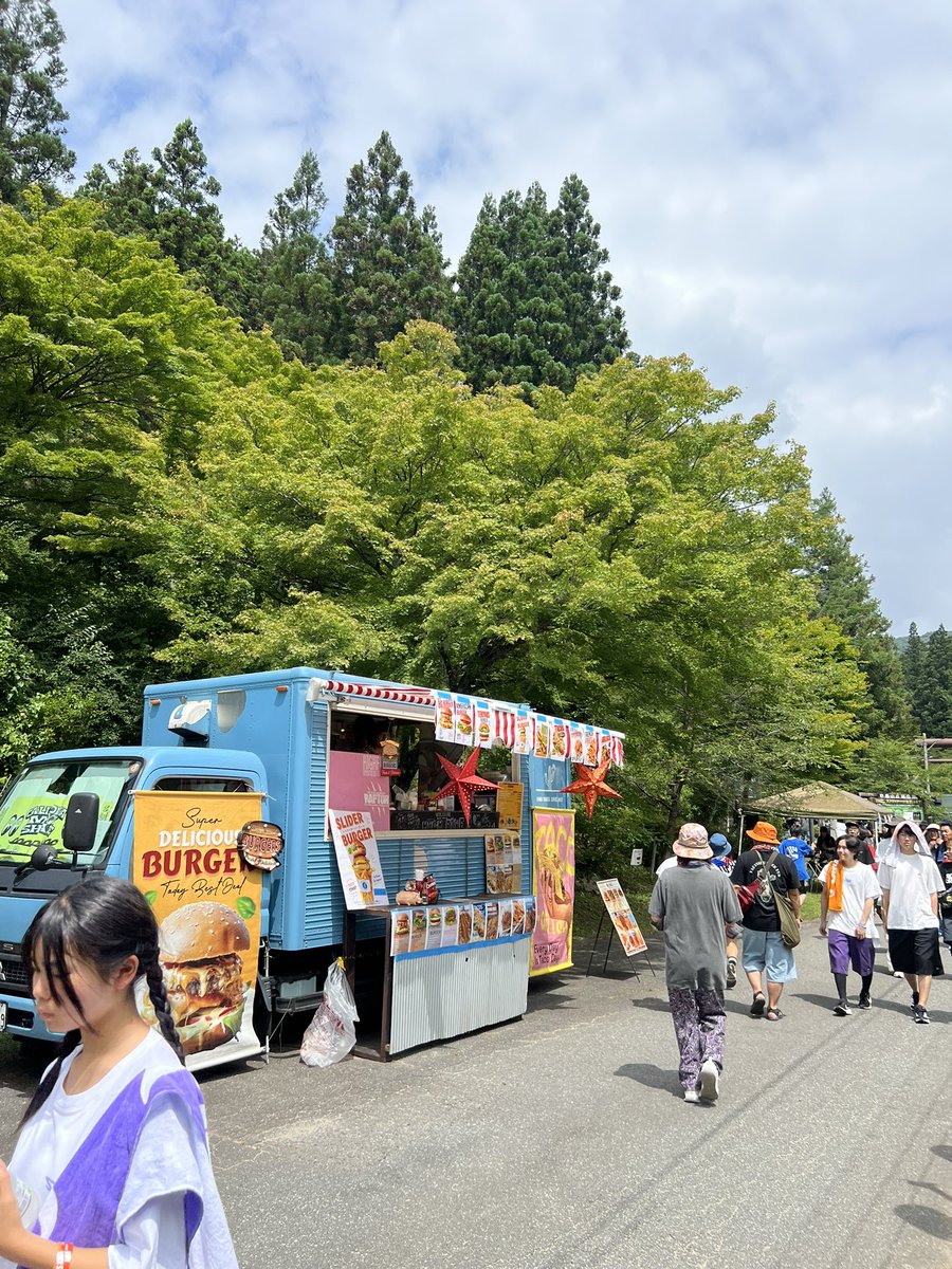 HIGHFIV98739976's tweet photo. ヤキフェス２日間ありがとうございました

運営からお客さんまでとにかくみんな良い人で終始楽しく仕事ができました

ハンバーガー食べてくれたみなさんありがとうございます🍔

みんながニコニコ楽しそうにしてる姿にこちらも元気もらいました

良い経験、良い思い出！

お疲れ様でした🙌 https://t.co/JkX8GOjVY0