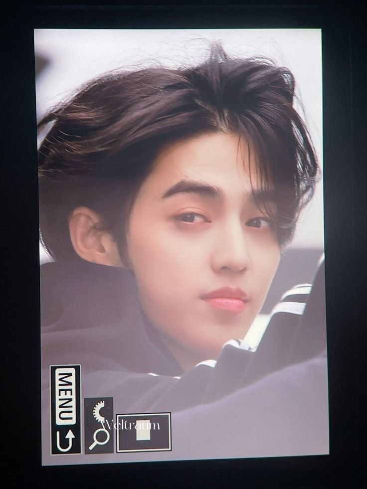 cheolhanglazer's tweet photo. he looks like a prince https://t.co/0BzVetNzwW