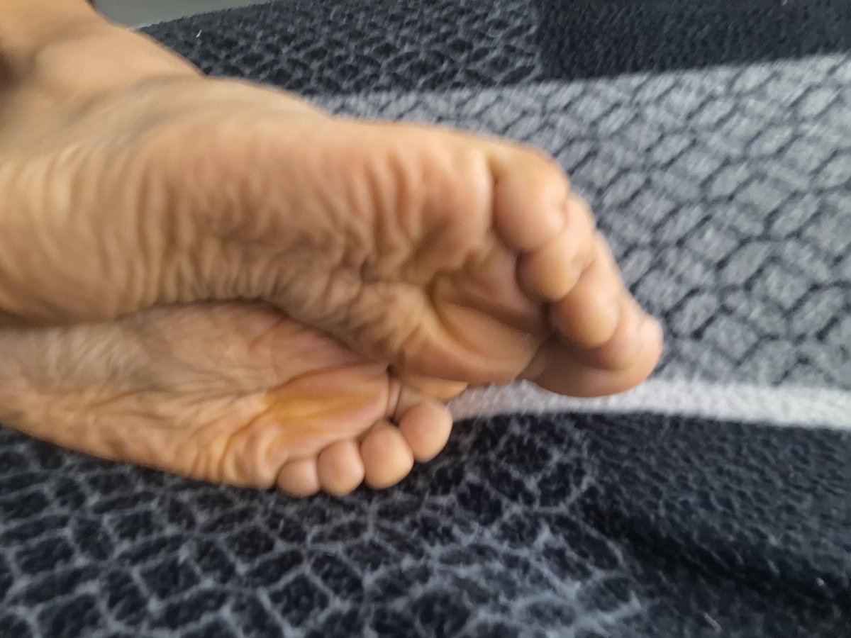 LunaTvirus's tweet photo. Bunnygirl feet 🐾 
#feet https://t.co/CfDue9bJ8o