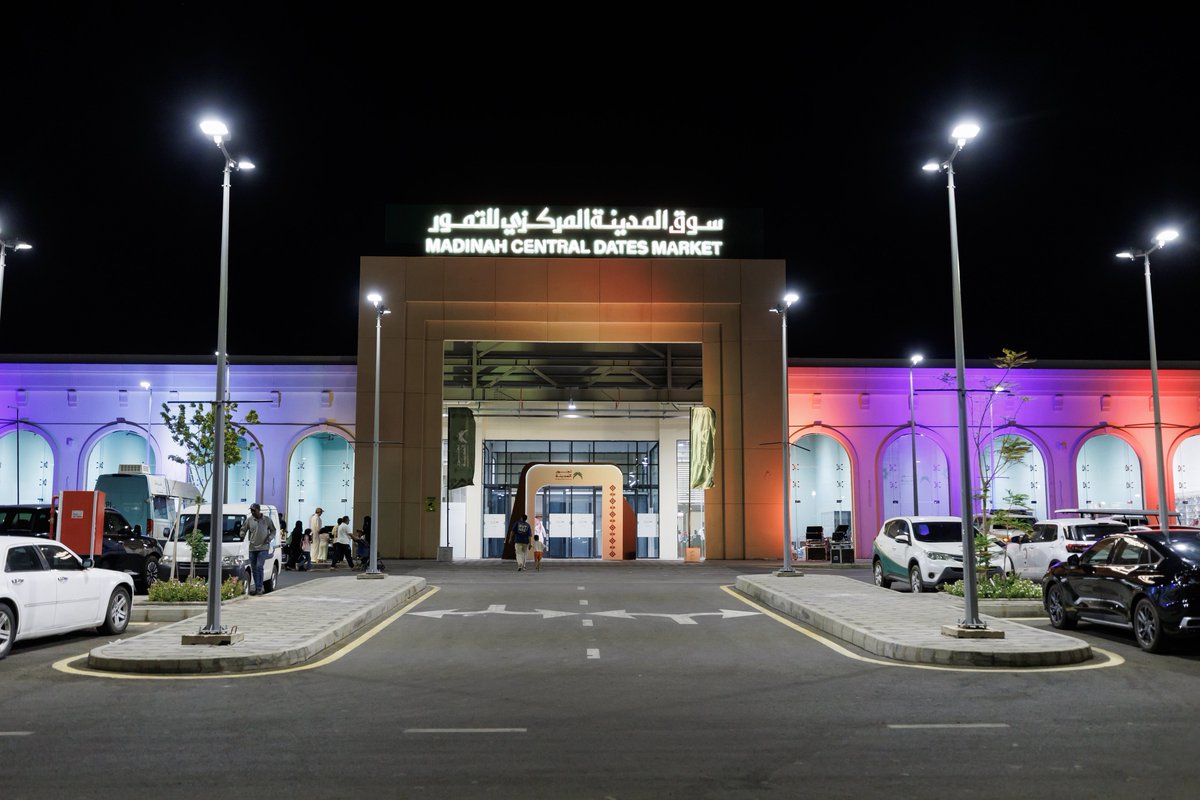 imarat_almadina's tweet photo. مشاهد لأجواء اليوم الأول من #موسم_تمور_المدينة، الذي انطلقت فعالياته في سوق المدينة المركزي للتمور، وسط حضور الزوار والمزارعين، وبرامج متنوعة تحتفي بتمور #المدينة_المنورة. https://t.co/3xJSoeZgya